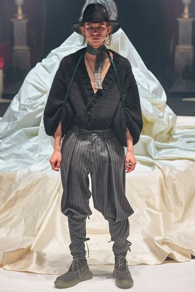 Look 10